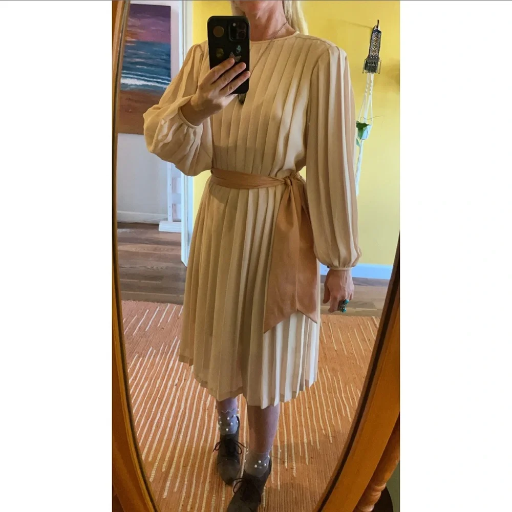 Vintage Ethereal Pleated Cream MIDI Dress - Picture 7 of 13